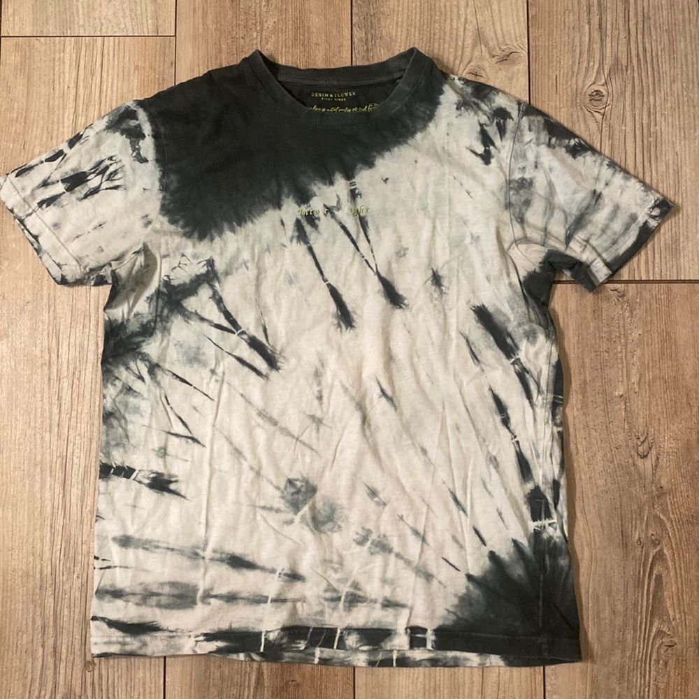 Denim & Flowers Ricky Singh Size Medium Tye Dye Tee Into The Light